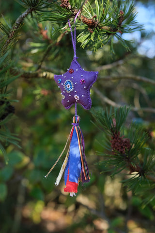 Stjerne med dusker - håndlaget av gjenbrukt tekstil