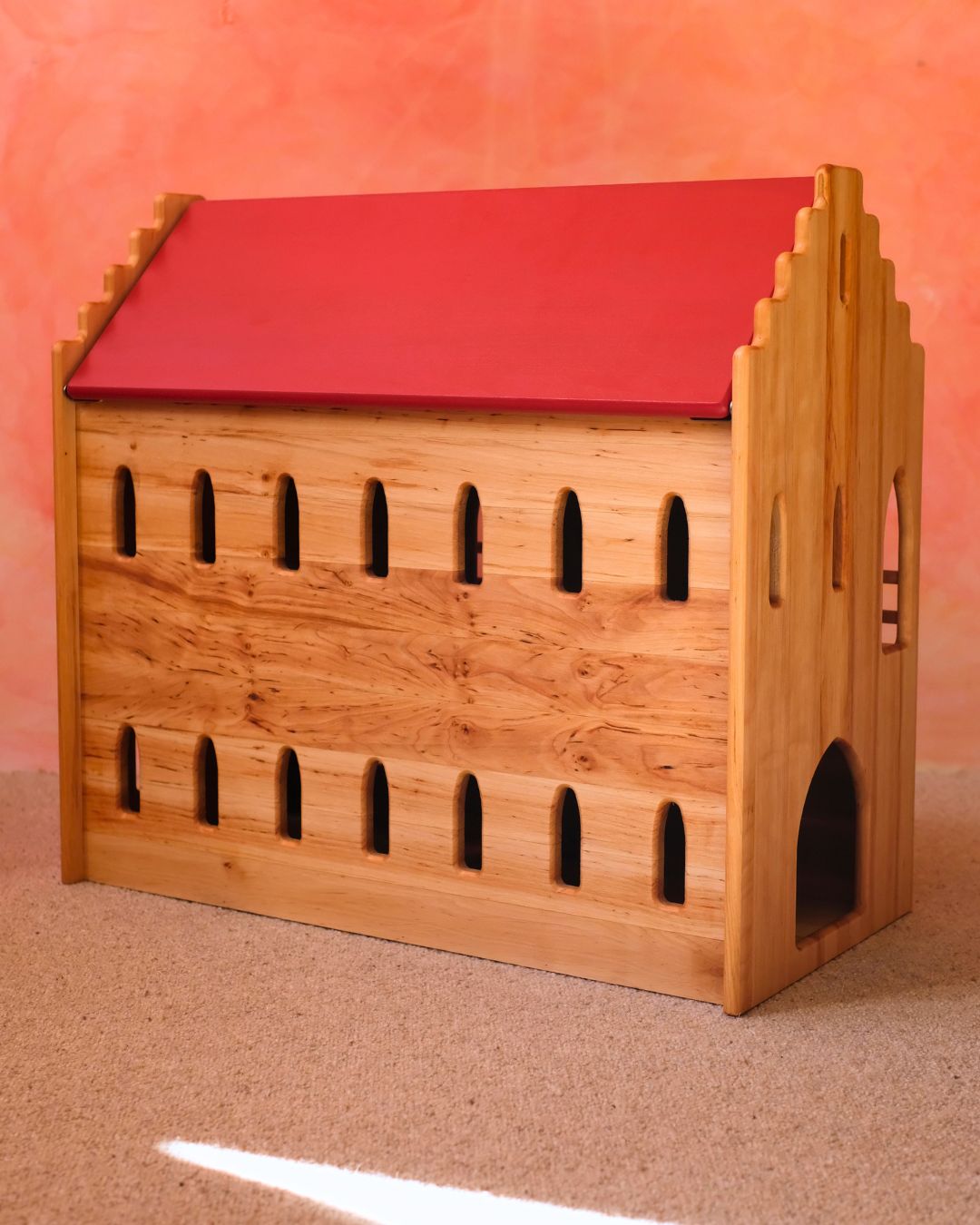 Ridderslott med rødt tak