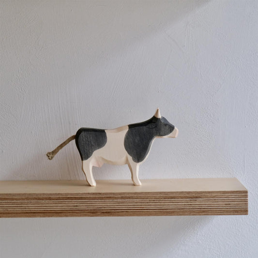 Cow black and white standing - trefigur