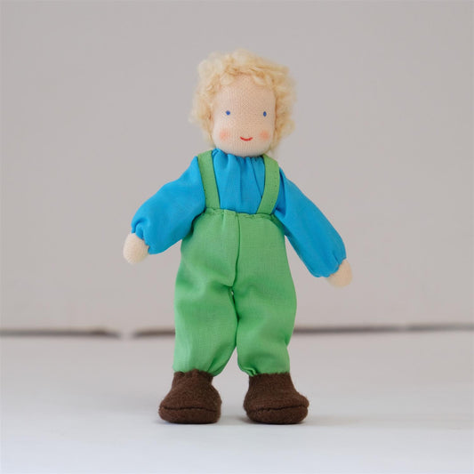 Liten dukke - grønn bukse og blond hår