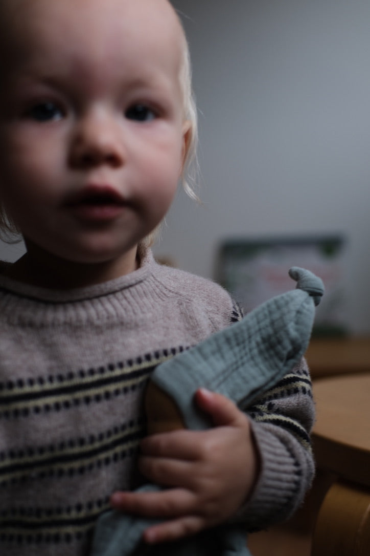 Imp - turquoise koseklutdukke - 23cm