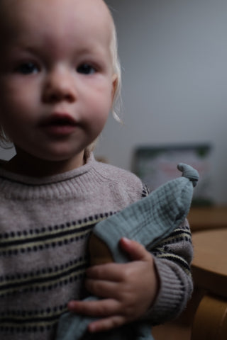 Imp - turquoise koseklutdukke - 23cm