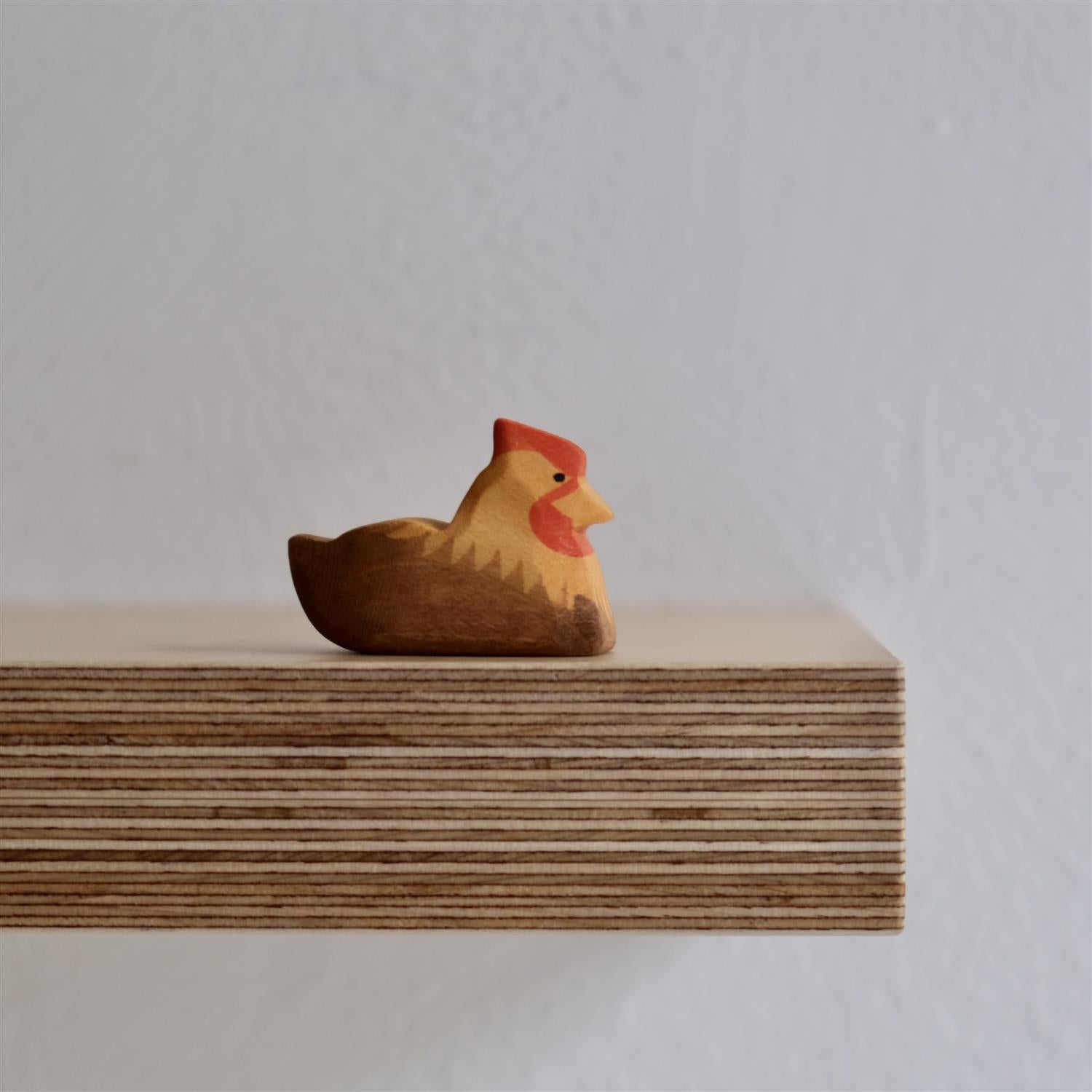 Hen brown on nest - trefigur