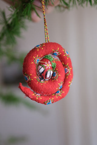 Zihan slange - håndlaget pynt av gjenbrukt tekstil