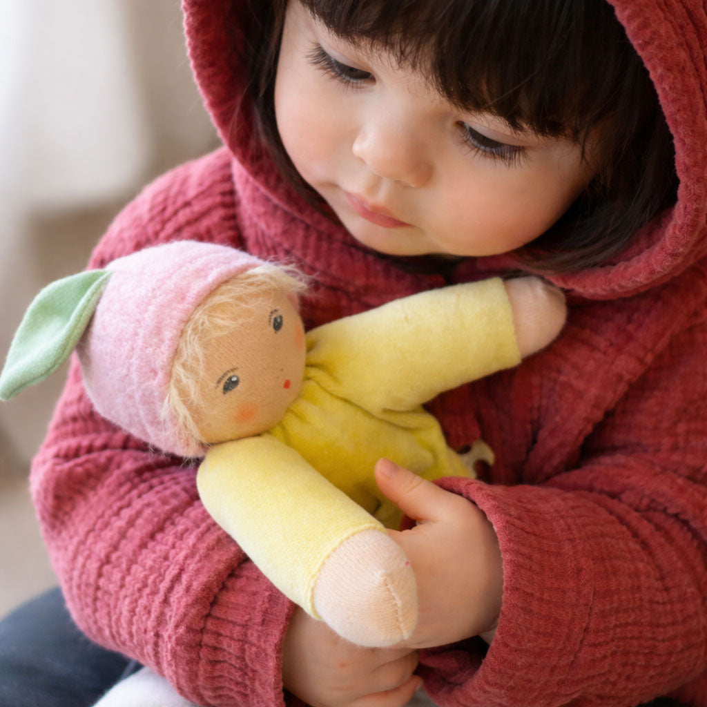 Blomsterbaby - gul - 22cm