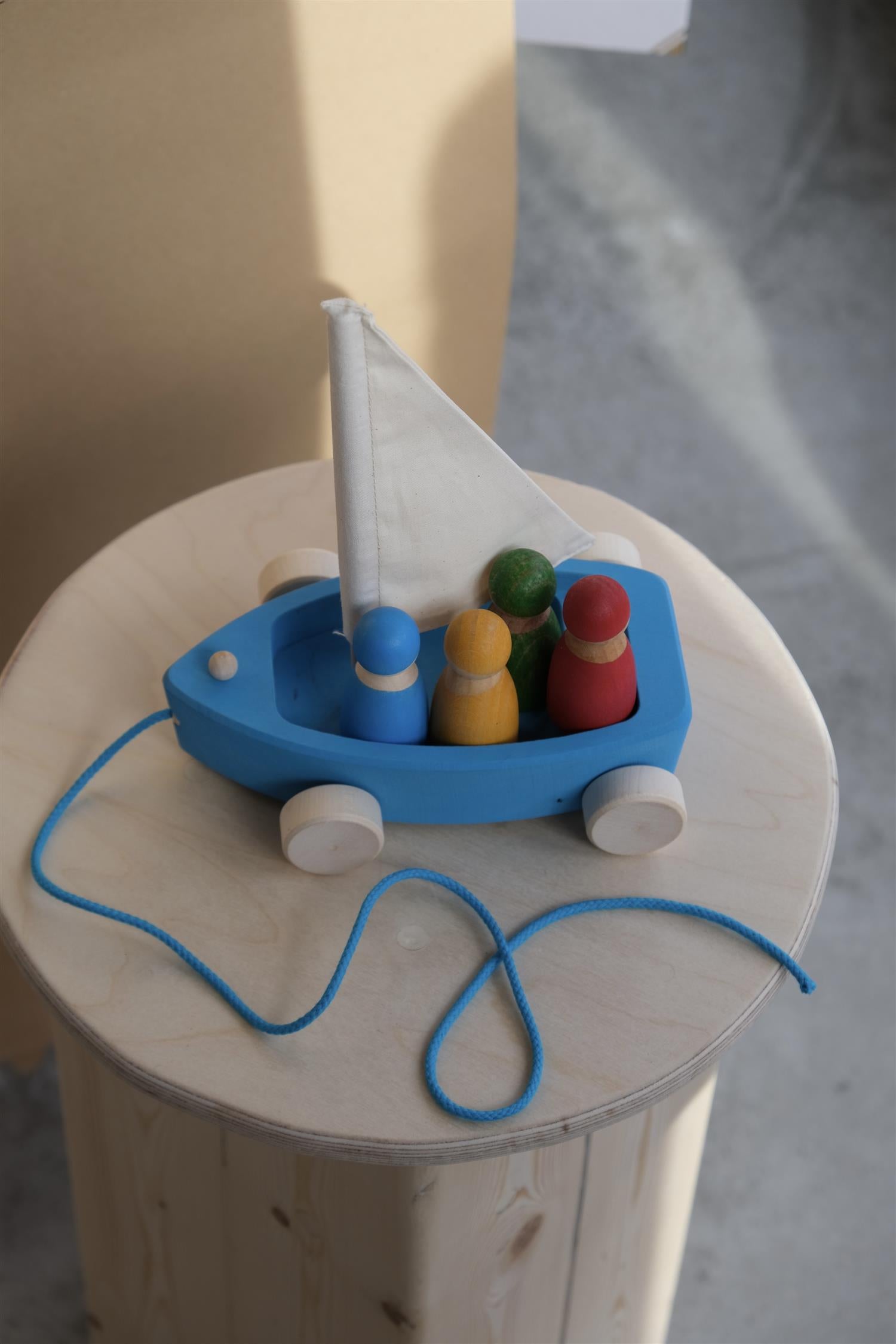 Stor landbåt med fire venner