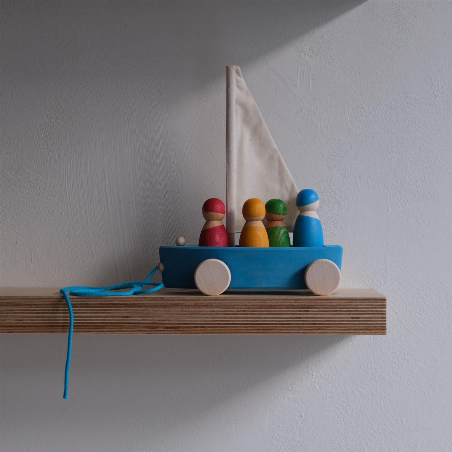 Stor landbåt med fire venner