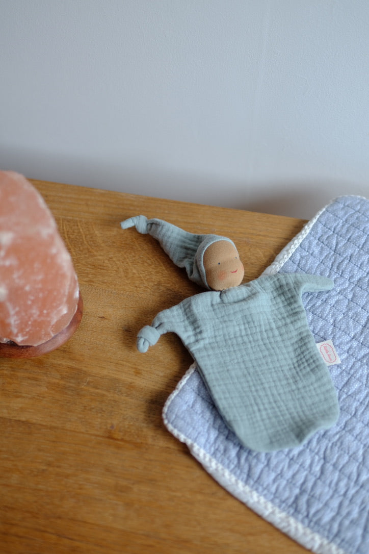 Imp - turquoise koseklutdukke - 23cm