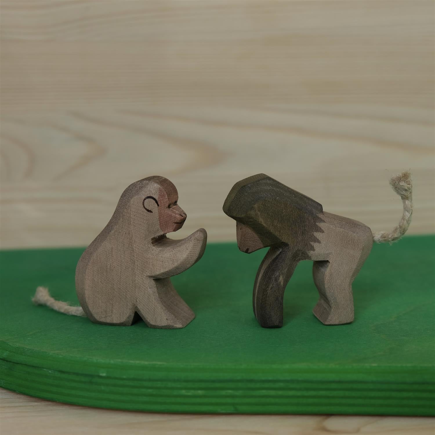 Baboon sitting - trefigur