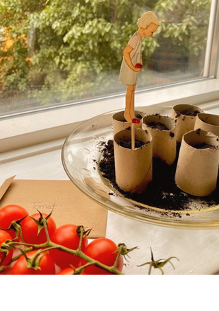 Kids planting edible seeds  - papirkunst