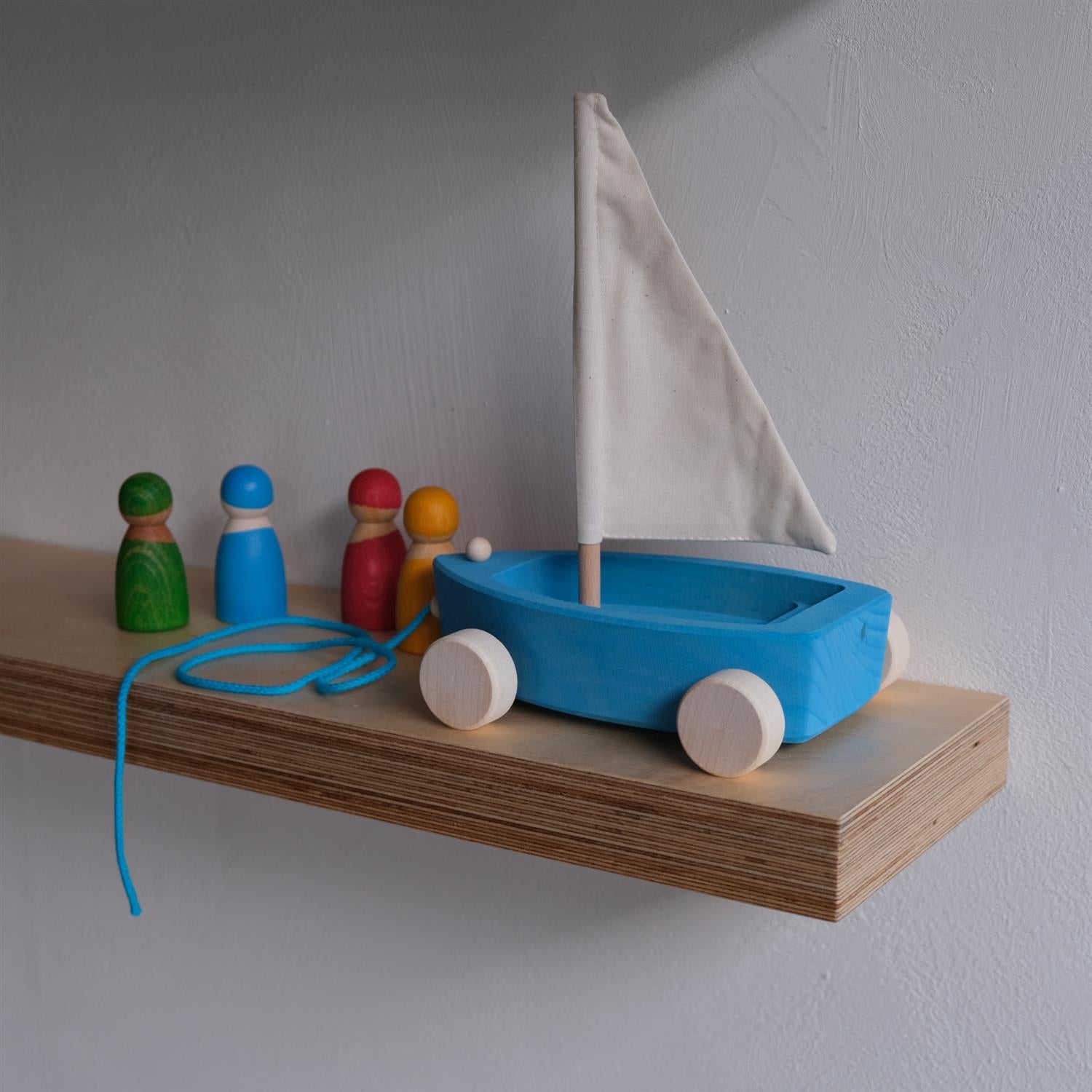 Stor landbåt med fire venner