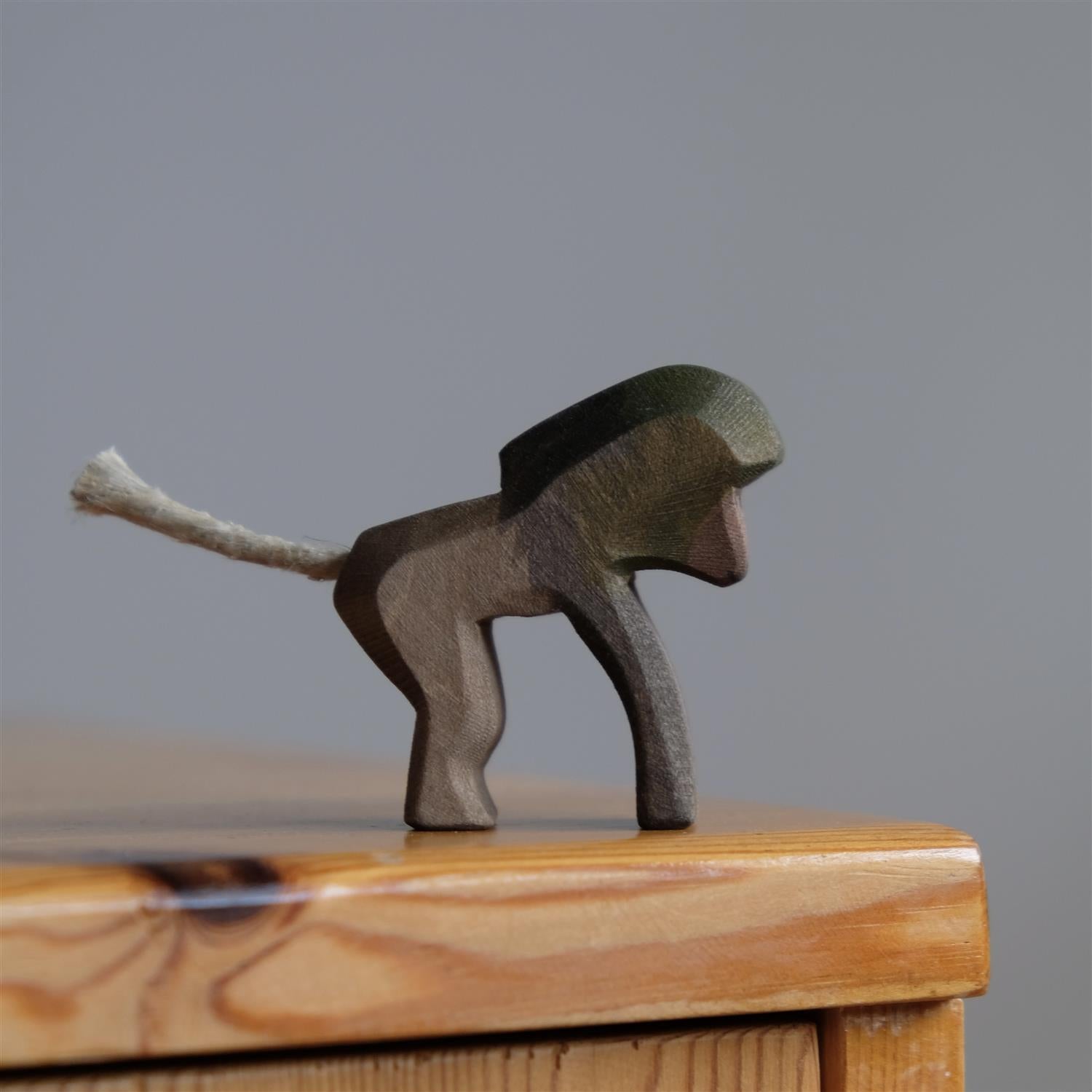 Baboon standing - trefigur