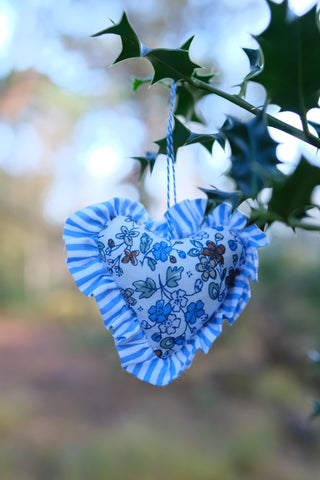 Hjerte med rysjekant - håndlaget av gjenbrukt tekstil