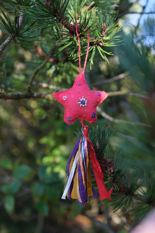 Stjerne med dusker - håndlaget av gjenbrukt tekstil