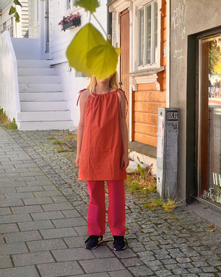 Elmo-kjole i bomull – justerbar snor