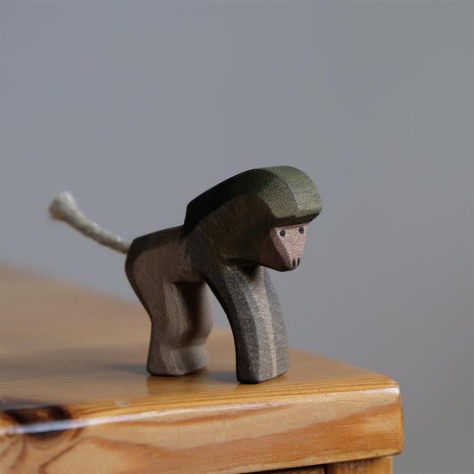 Baboon standing - trefigur
