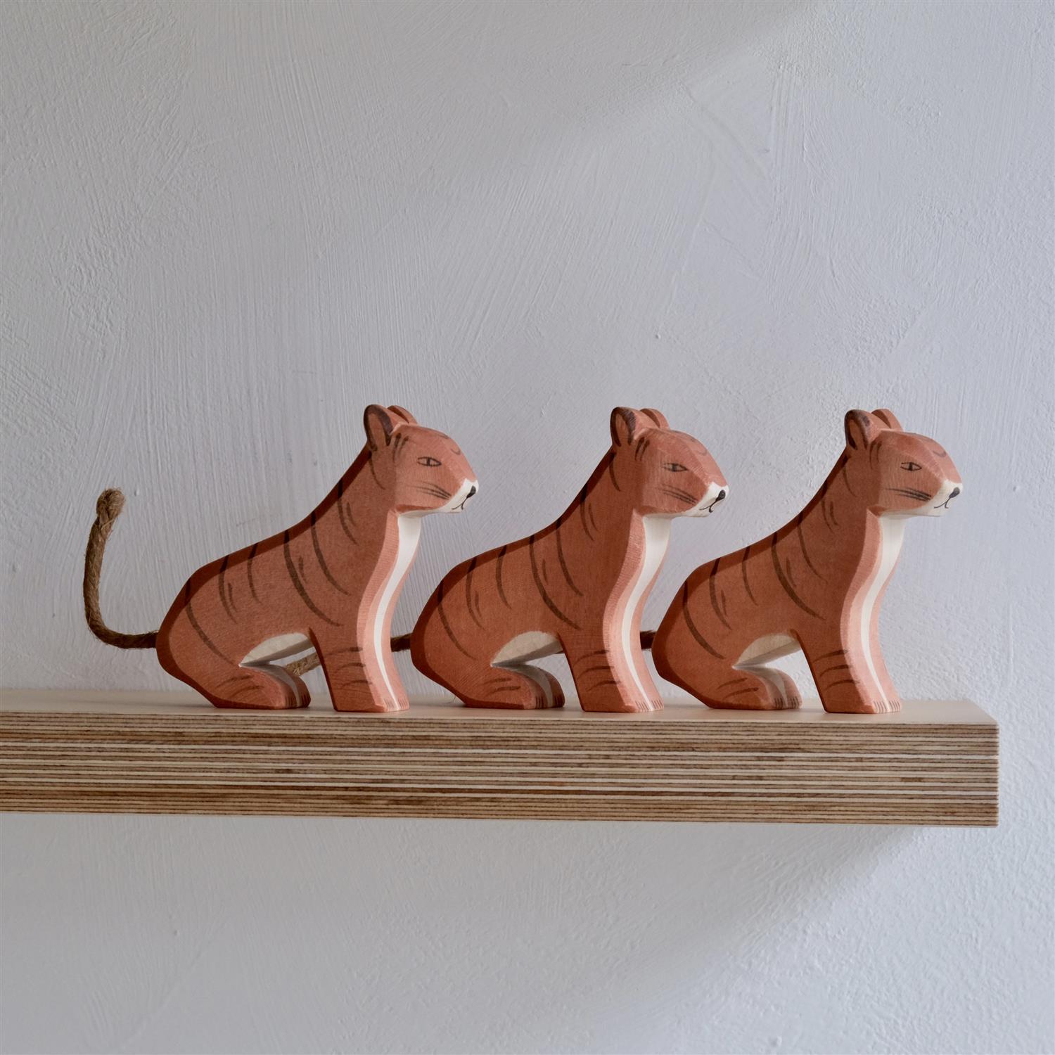 Tiger sitting - trefigur