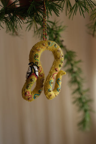 Yuze slange - håndlaget pynt av gjenbrukt tekstil