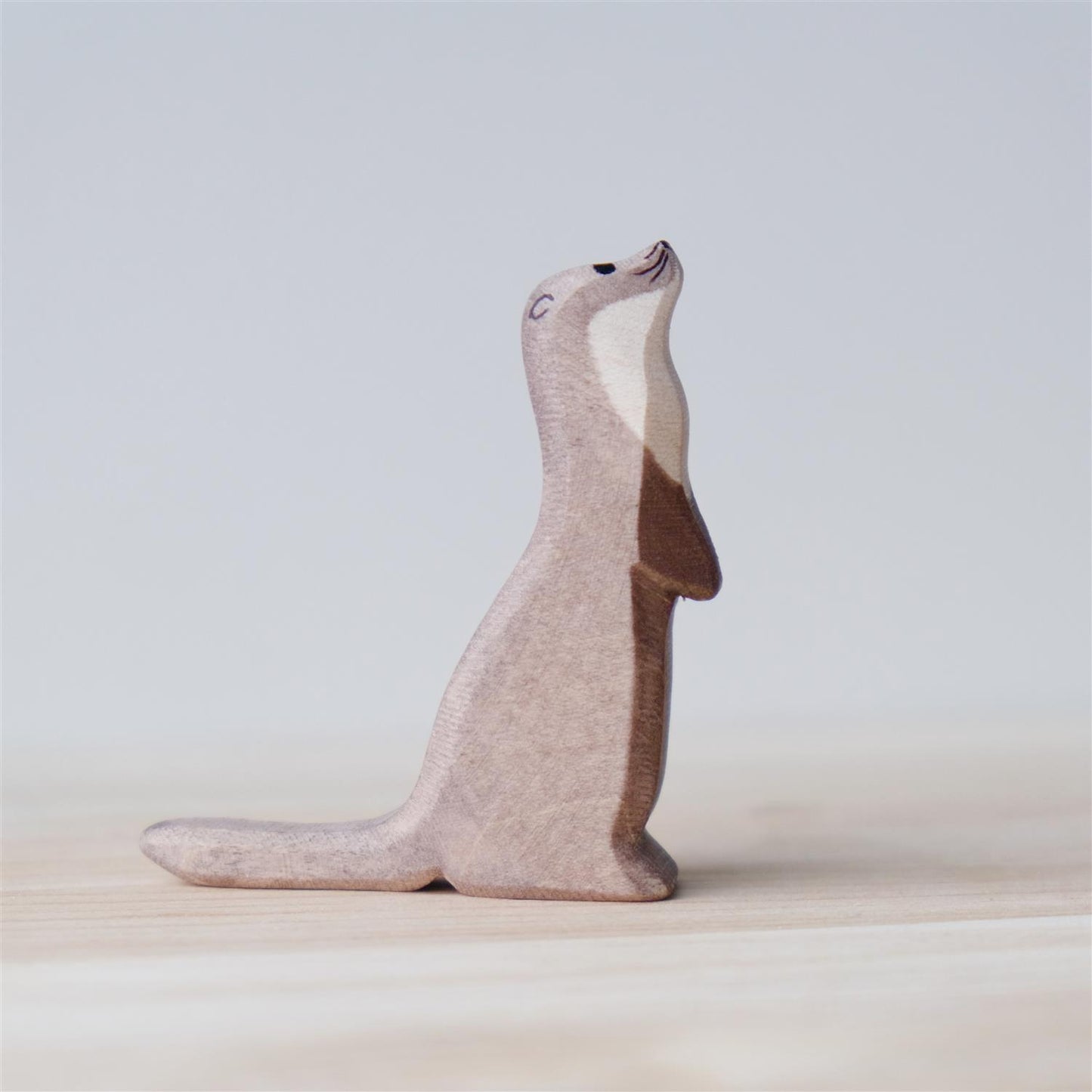 Sea otter standing - trefigur
