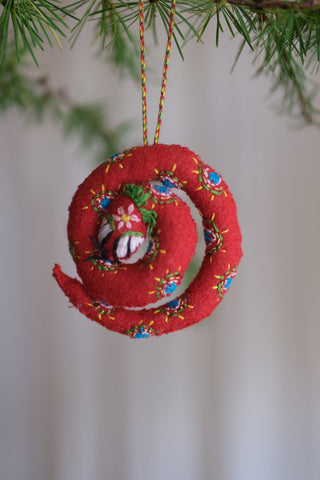 Zihan slange - håndlaget pynt av gjenbrukt tekstil