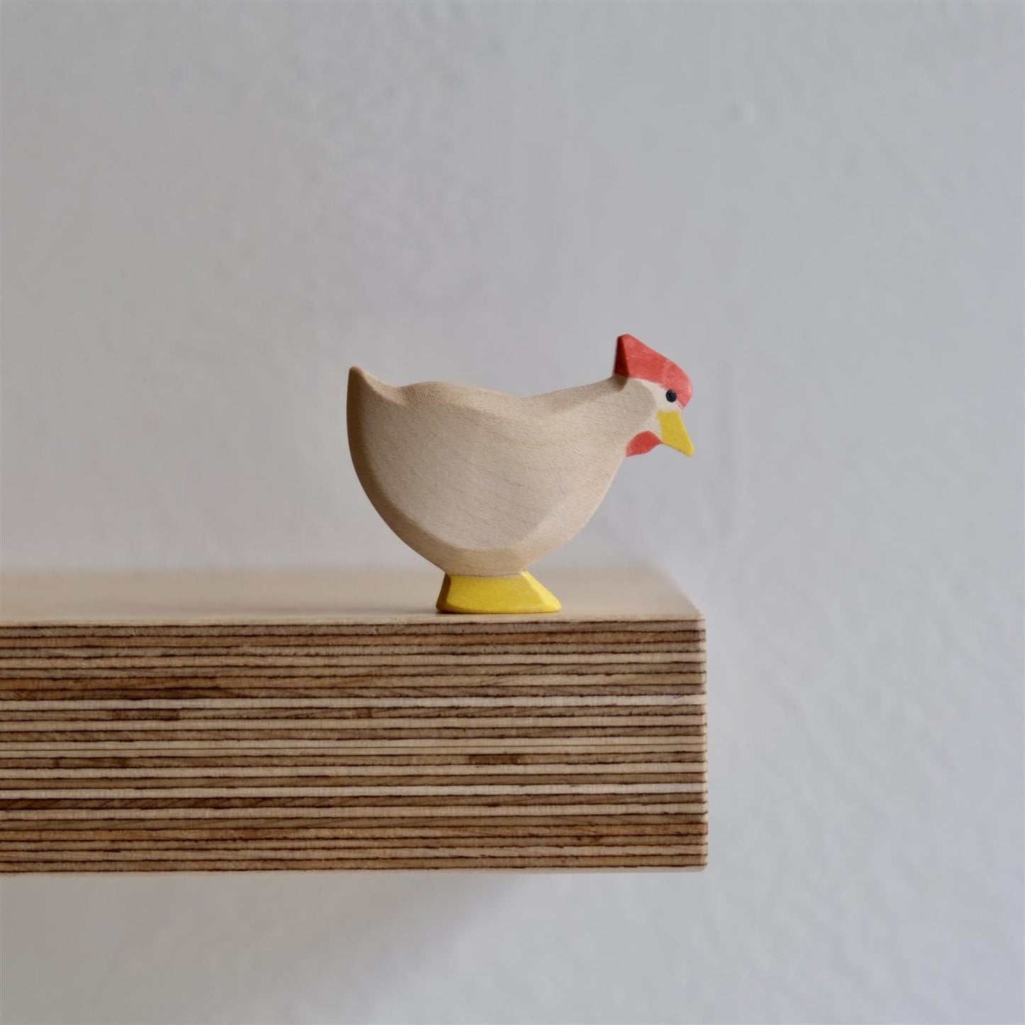 Hen white standing - trefigur