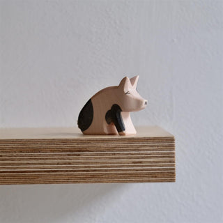 Piglet spotted sitting - trefigur