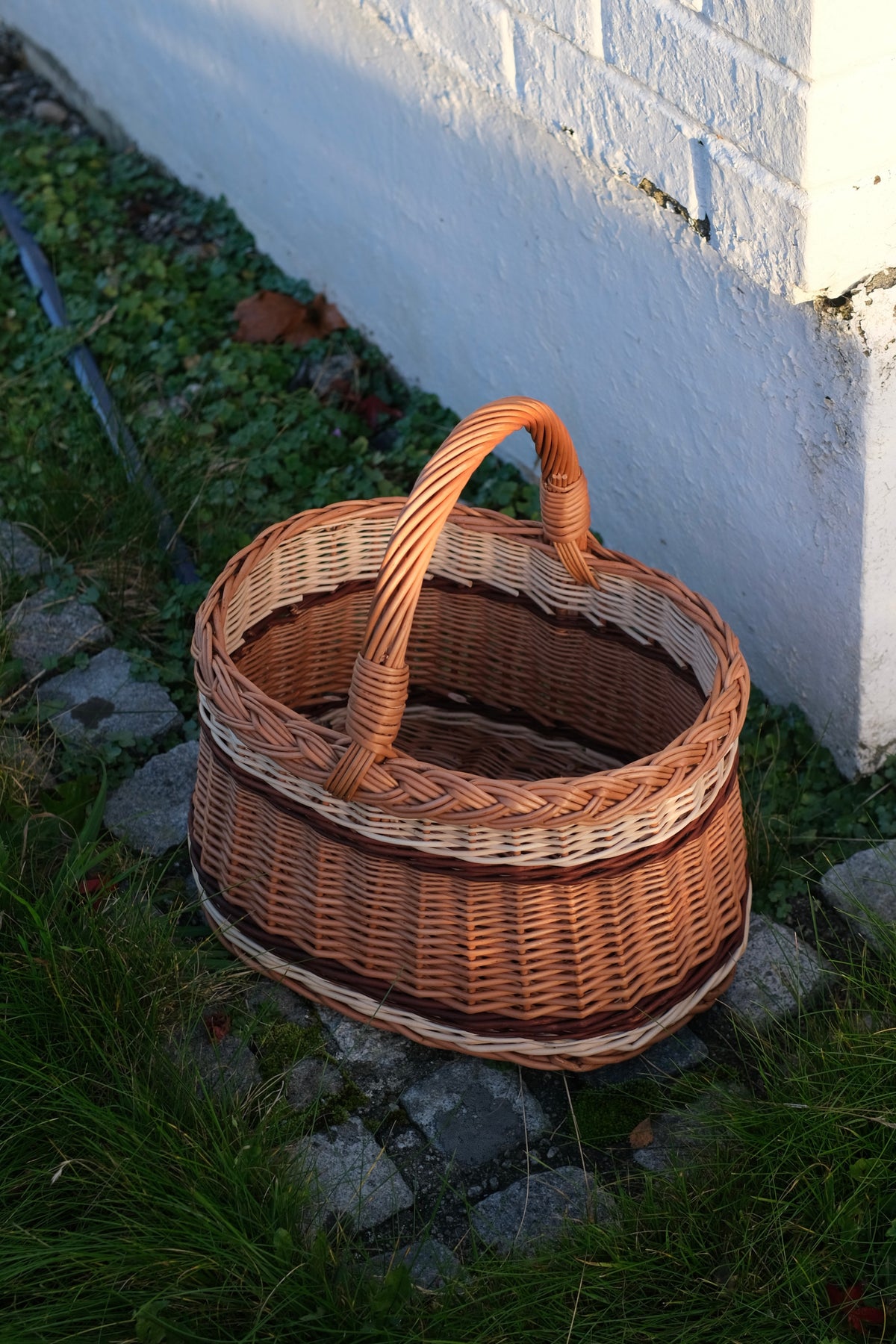 Tofarget oval seljekurv med håndtak