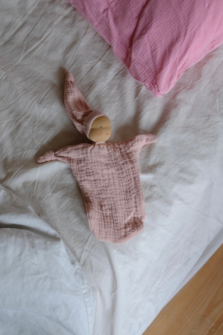 Imp - rose koseklutdukke - 23cm