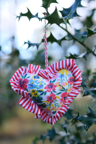 Hjerte med rysjekant - håndlaget av gjenbrukt tekstil