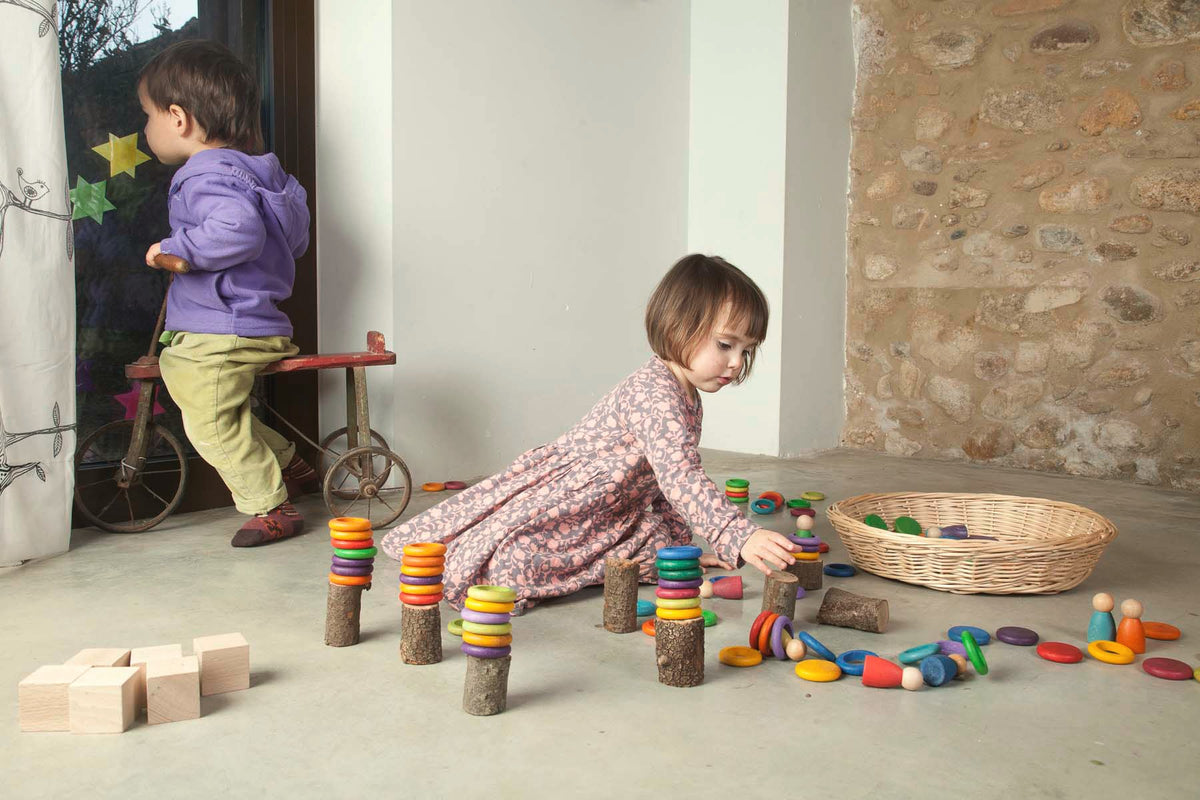 Nins® Carla - trefigurer, ringer og mynter i regnbuefarger