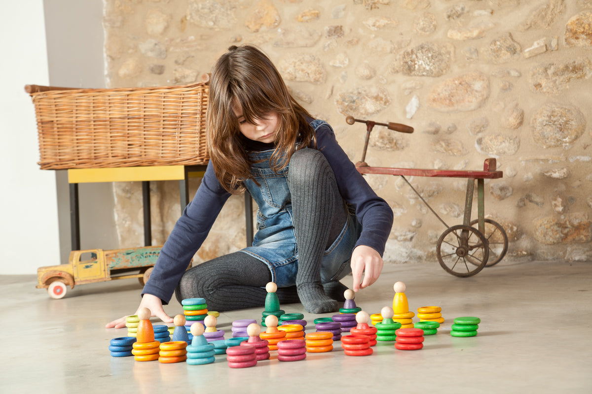 Nins® Carla - trefigurer, ringer og mynter i regnbuefarger