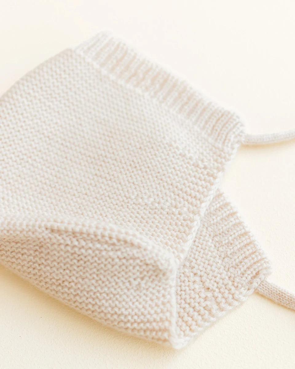 Newborn bonnet - nyfødtlue i merinoull - Cream
