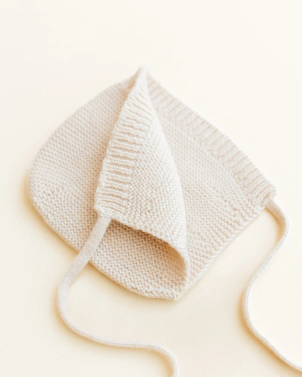 Newborn bonnet - nyfødtlue i merinoull - Cream