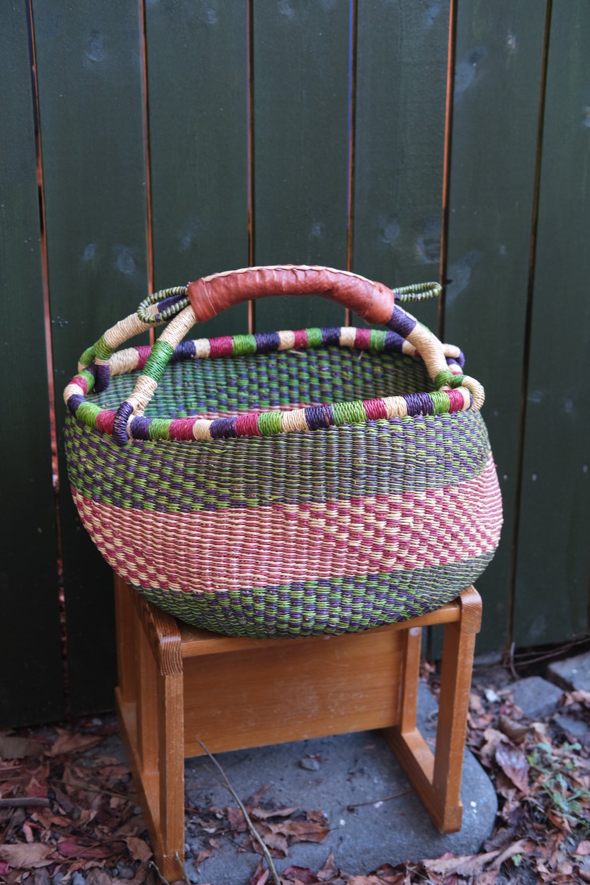 Fargerik bolga kurv av steppegress - stor