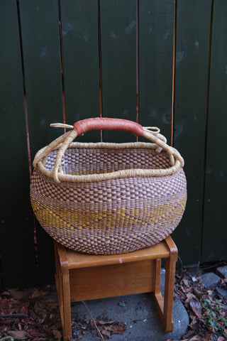 Fargerik bolga kurv av steppegress - stor