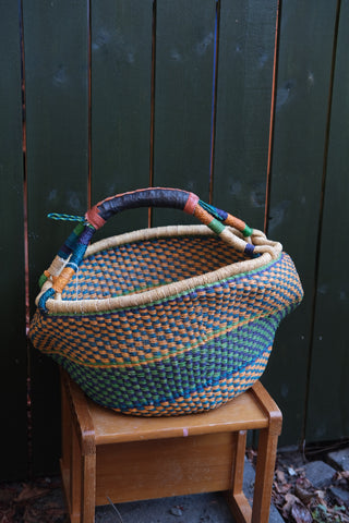 Fargerik bolga kurv av steppegress - stor