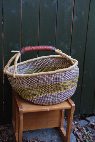 Fargerik bolga kurv av steppegress - stor