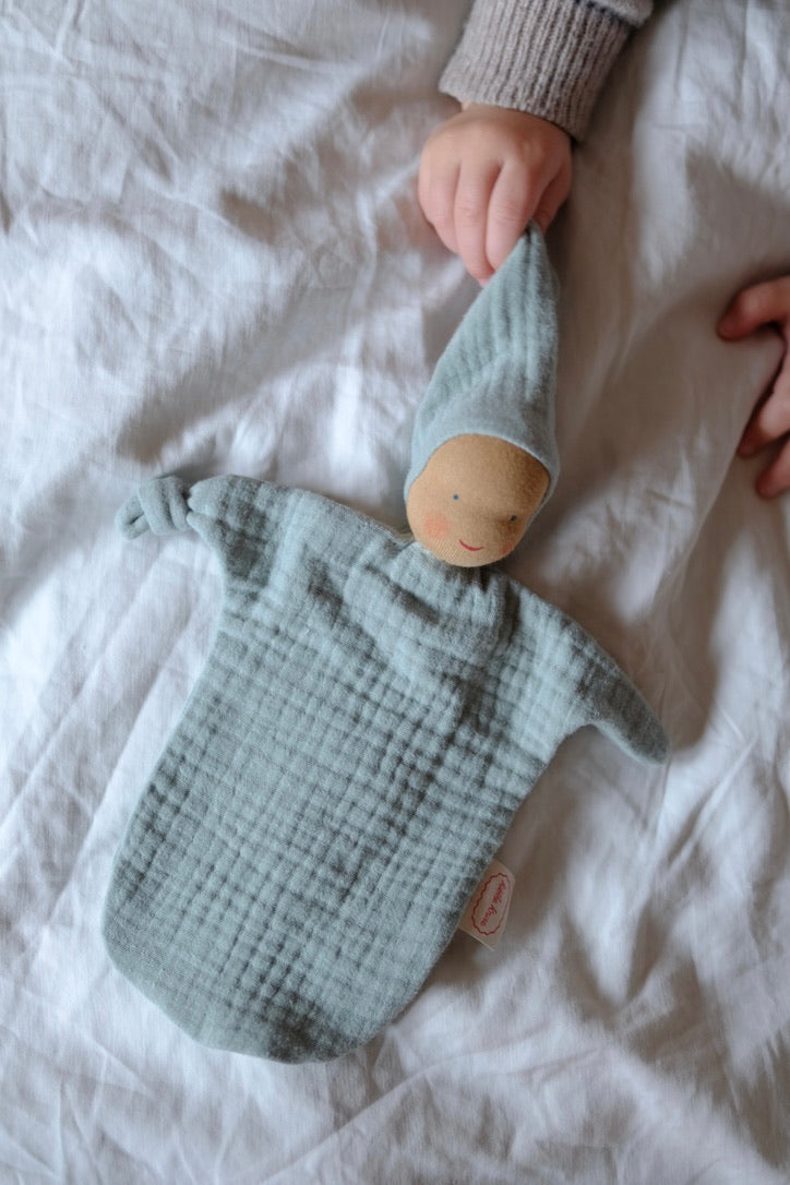 Imp - turquoise koseklutdukke - 23cm