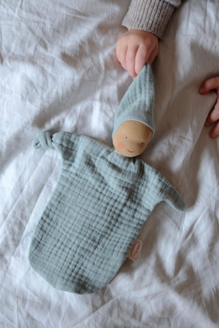 Imp - turquoise koseklutdukke - 23cm