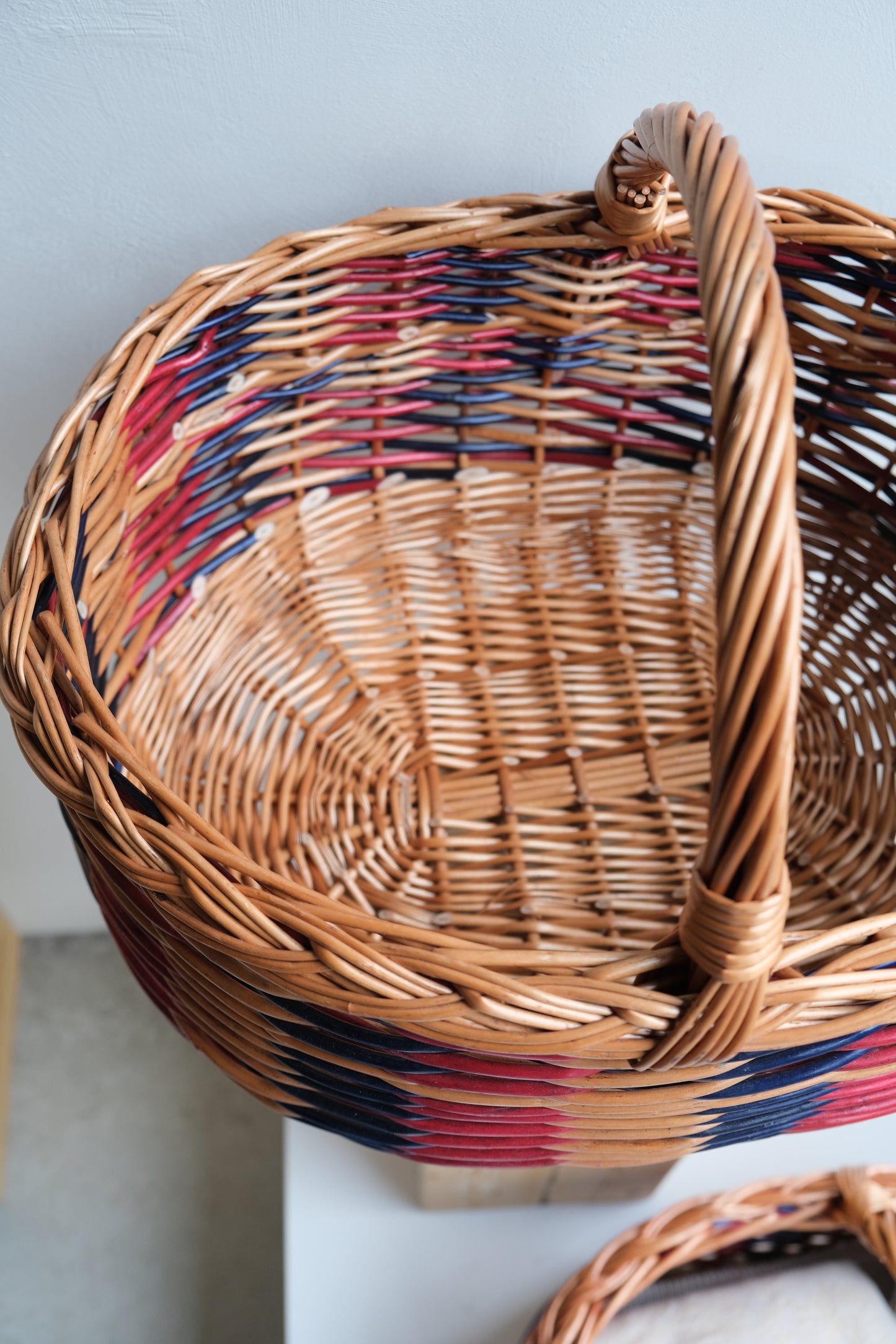 Stor avlang seljekurv med høy hank og dekorkant - flerfarget