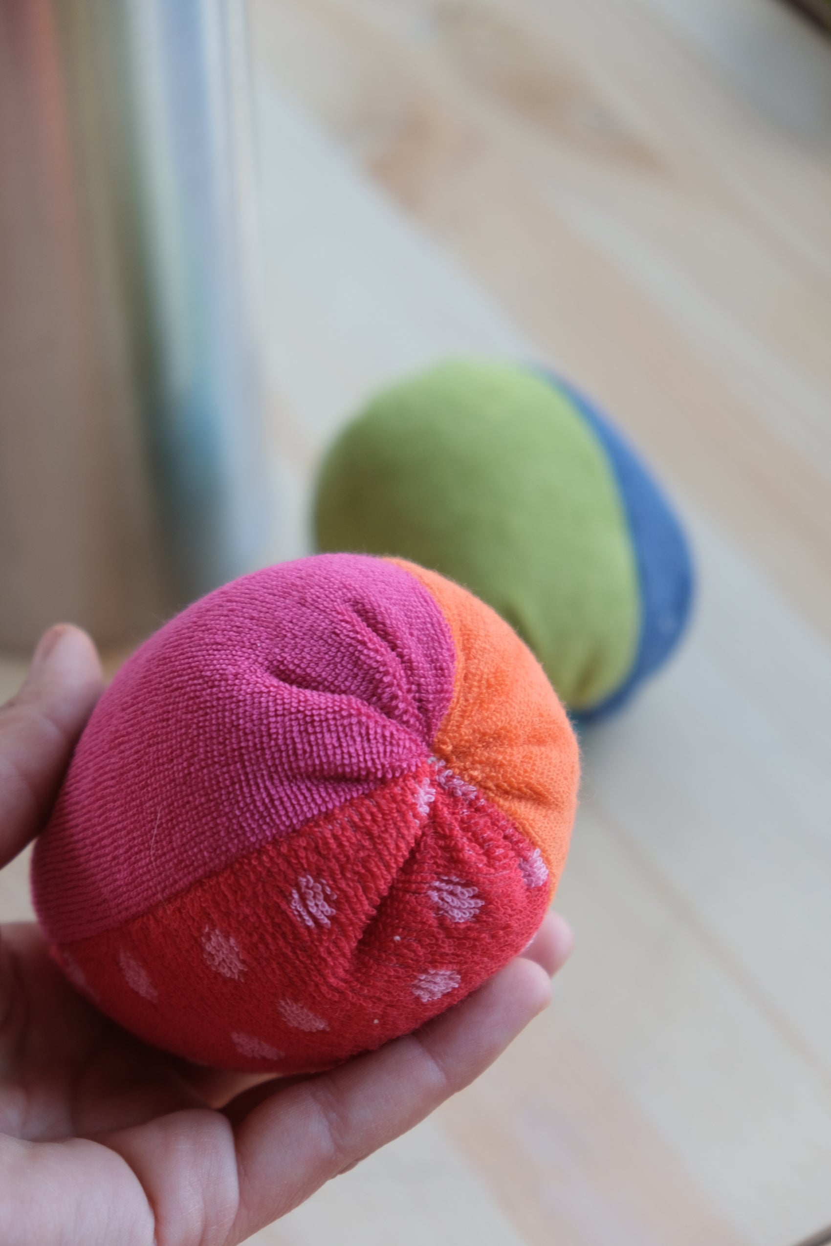 Rød ball I frotté med bjelle - 8cm