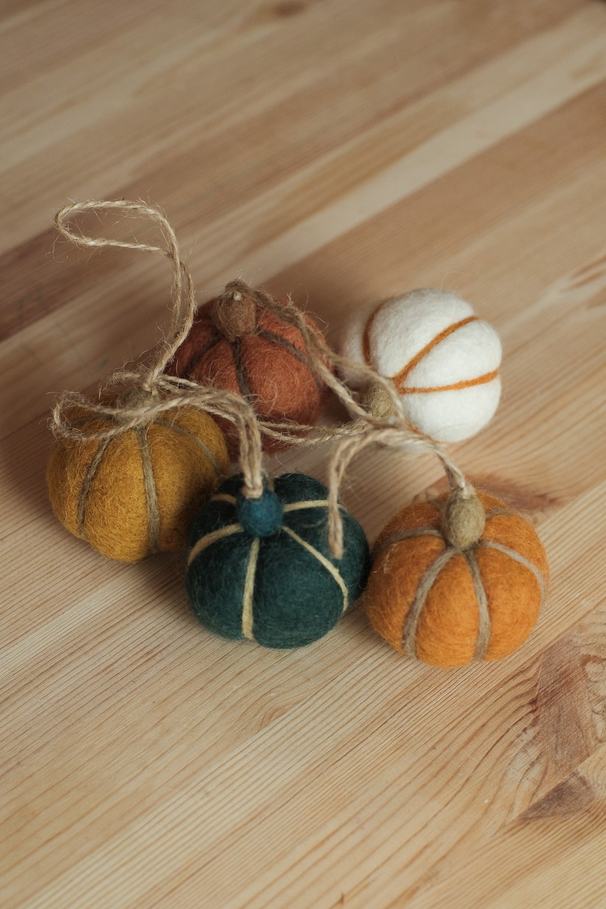 Gresskar i ull - halloweenpynt - 5 stk