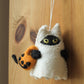 Katten "Boo" i ull - halloweenpynt