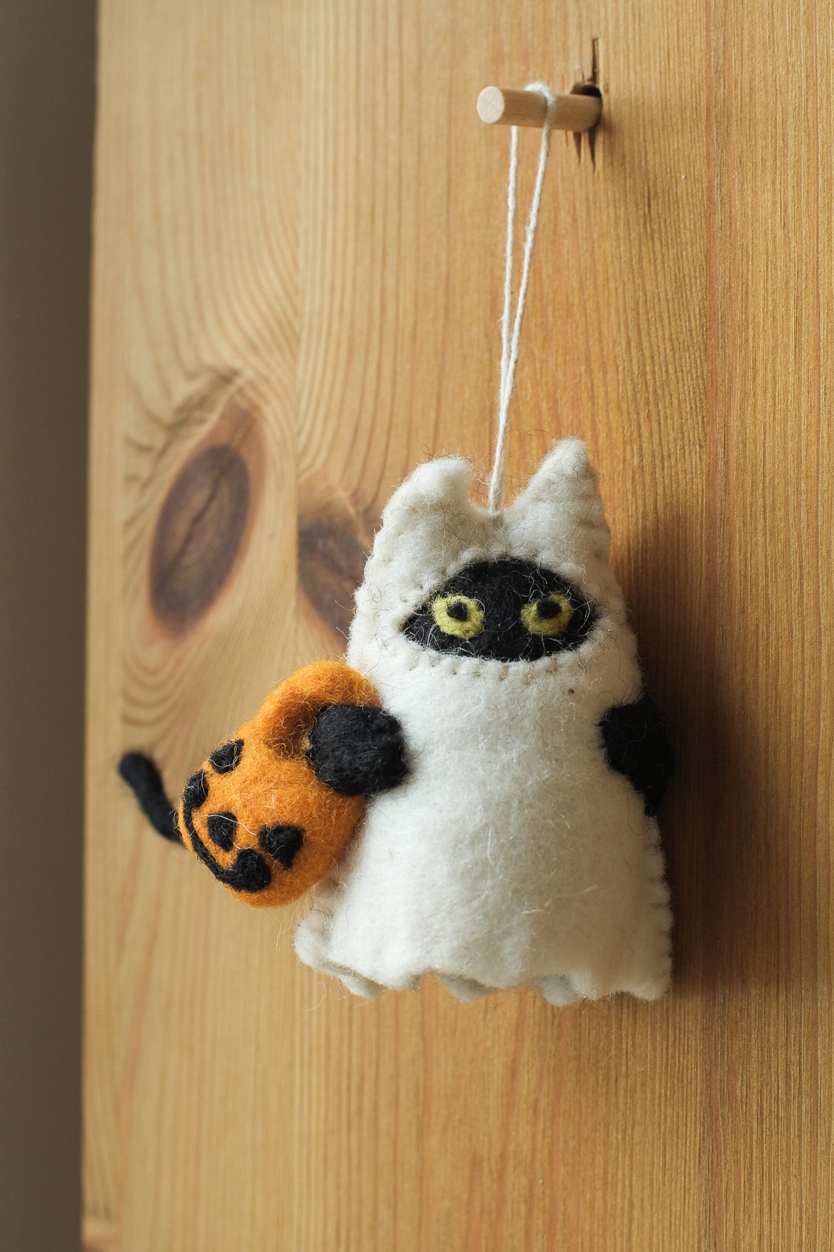 Katten "Boo" i ull - halloweenpynt