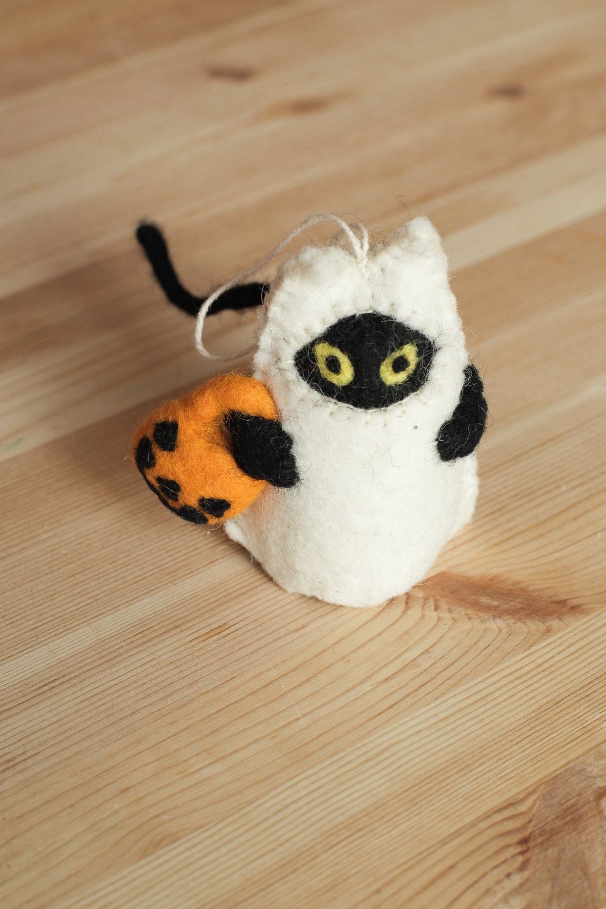 Katten "Boo" i ull - halloweenpynt