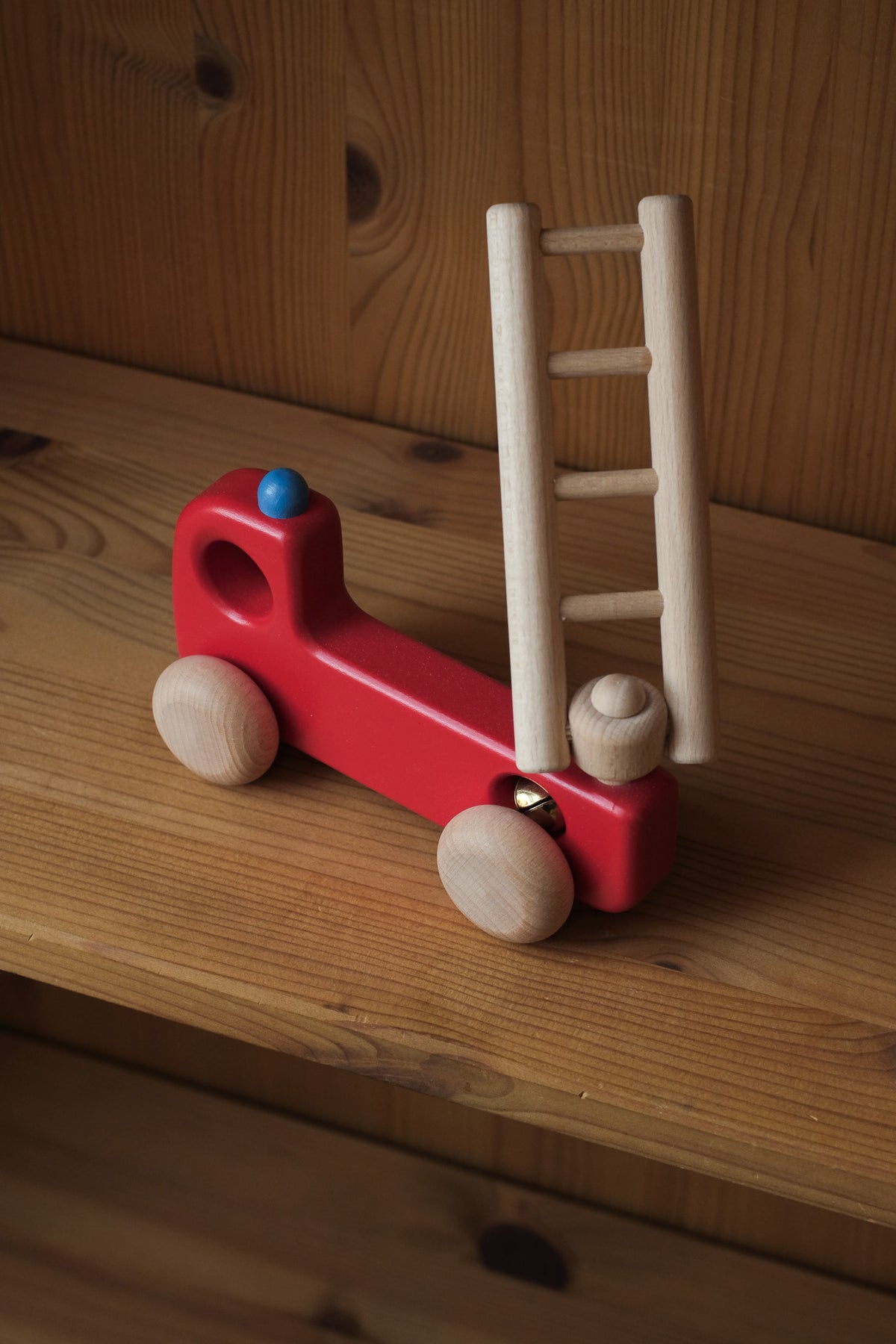 Liten brannbil med stige og bjelle