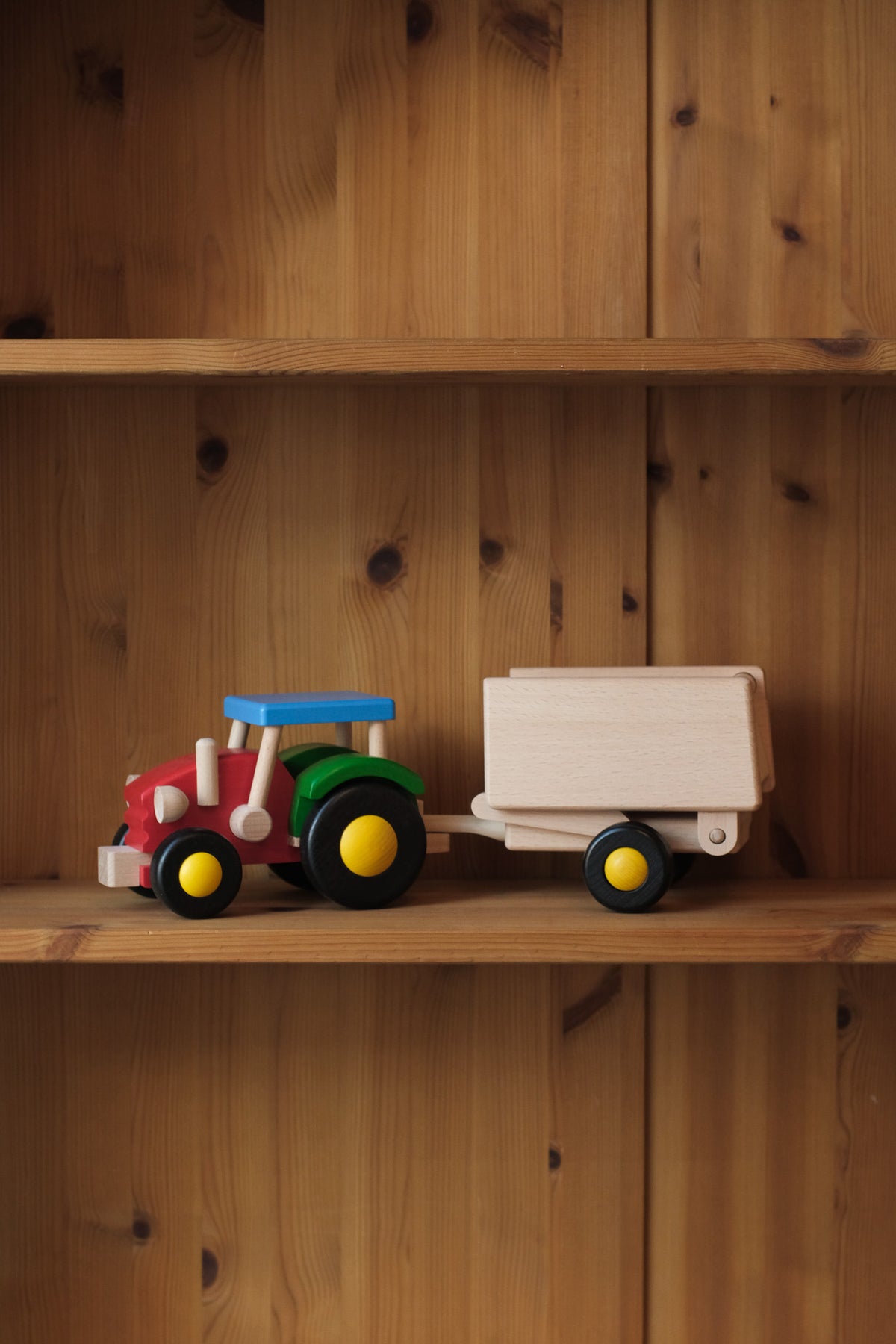 Traktor med tilhenger i tre
