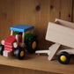 Traktor med tilhenger i tre
