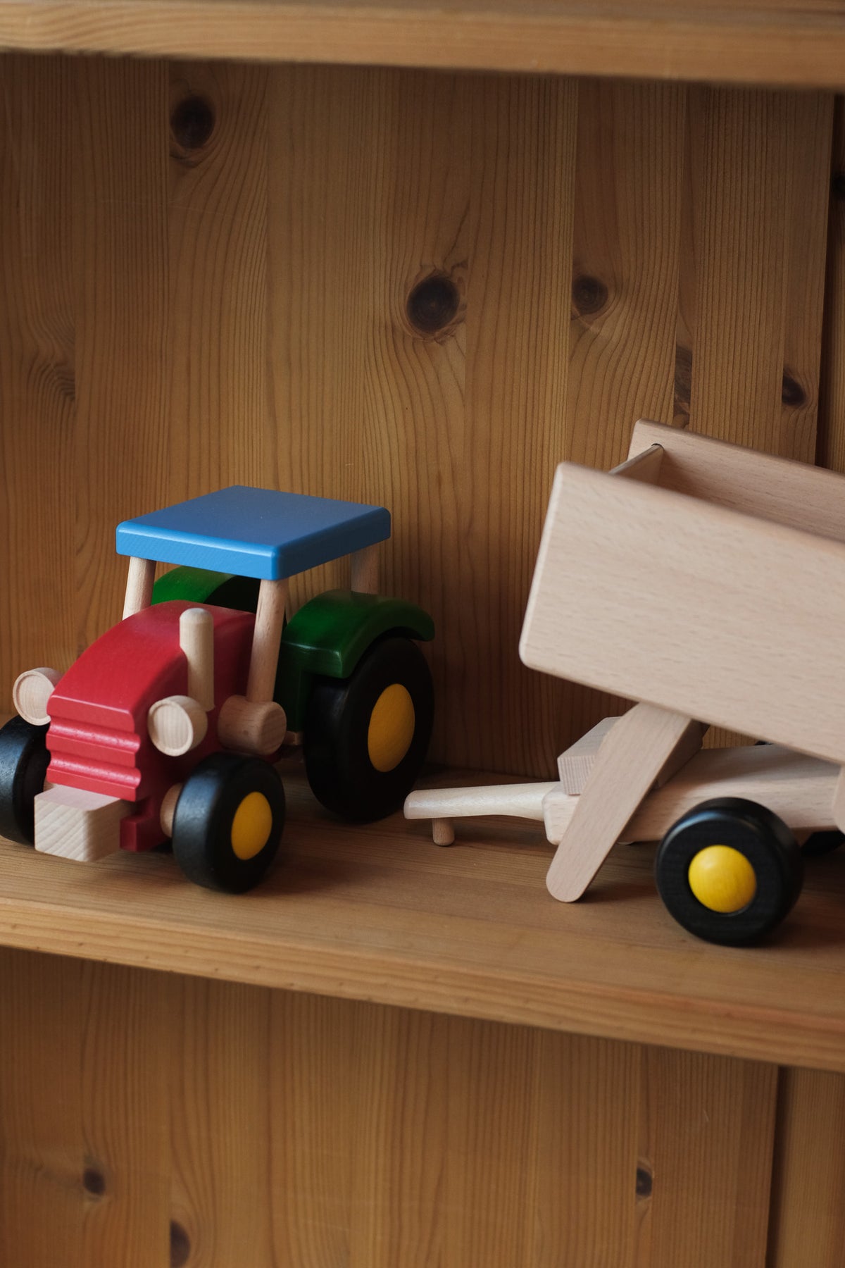 Traktor med tilhenger i tre