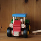 Traktor med tilhenger i tre